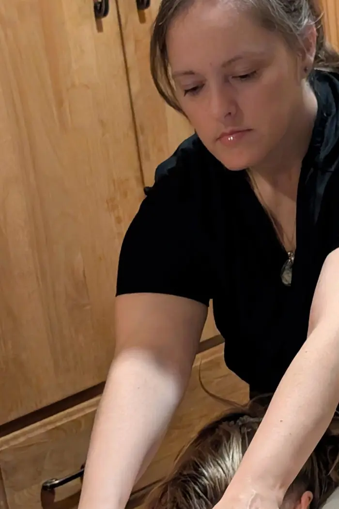 Caty Lefebvre pendant un massage du dos à son local de Saint-Bruno